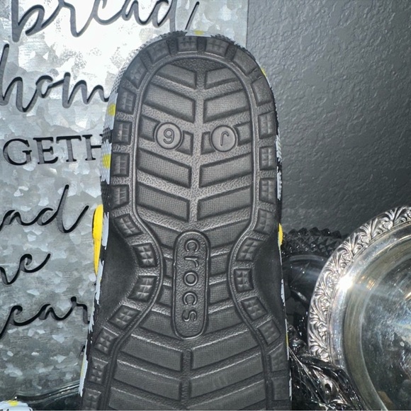 2 Pairs of crocs - Crocs Classic Tie Dye Lined and Yellow Daisy Croc Lined - Picture 13 of 14